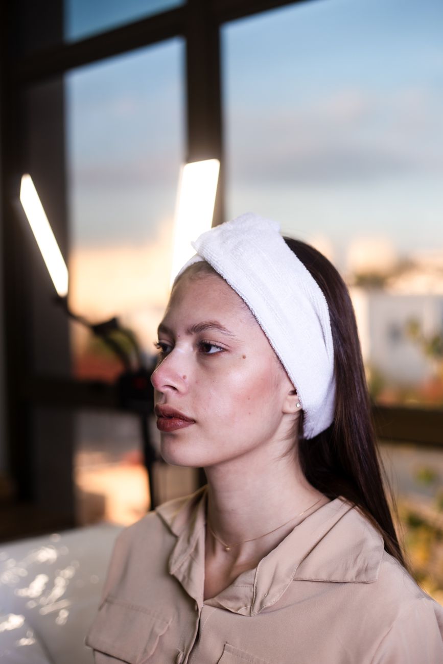 Cliente recebendo tratamento facial no studio de estética