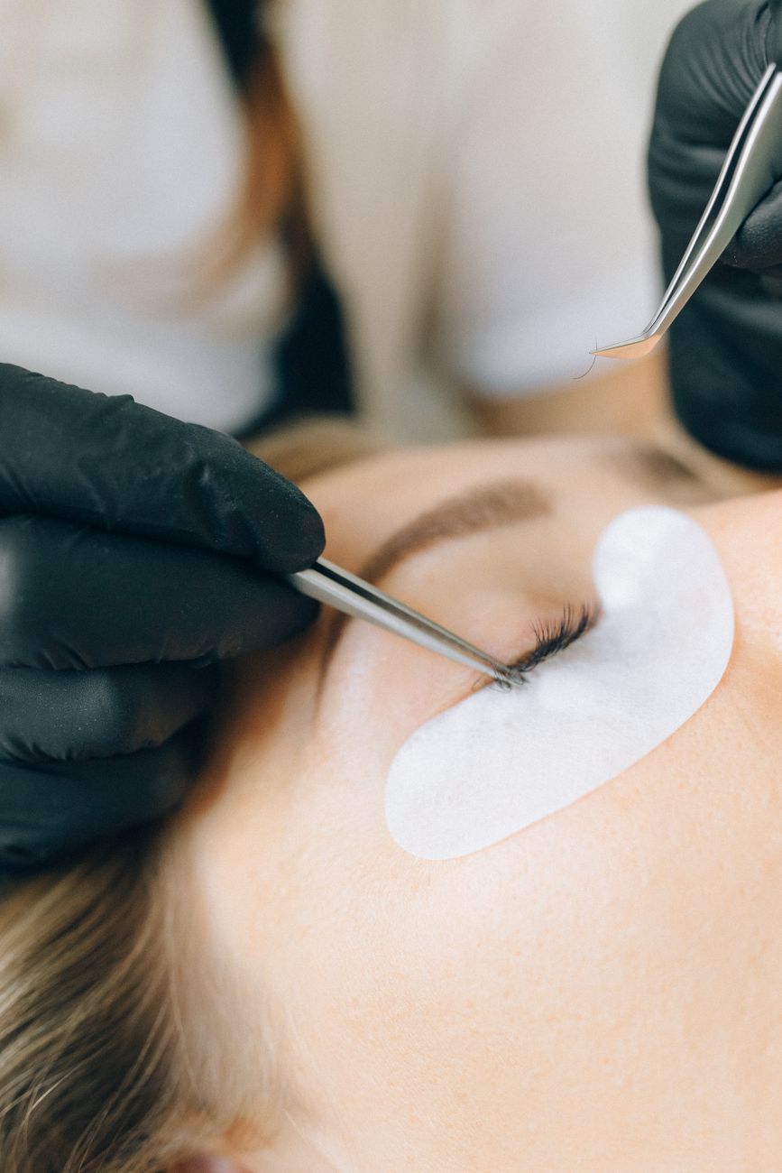 Design de sobrancelhas profissional em studio de estética